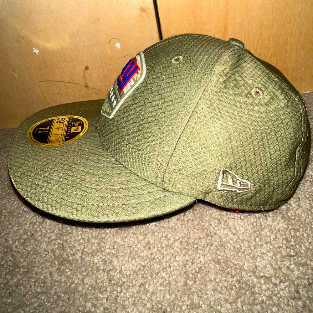 New Era Men's Giants Salute to Service 59Fifty fitted snapback size 7 1/4. Green